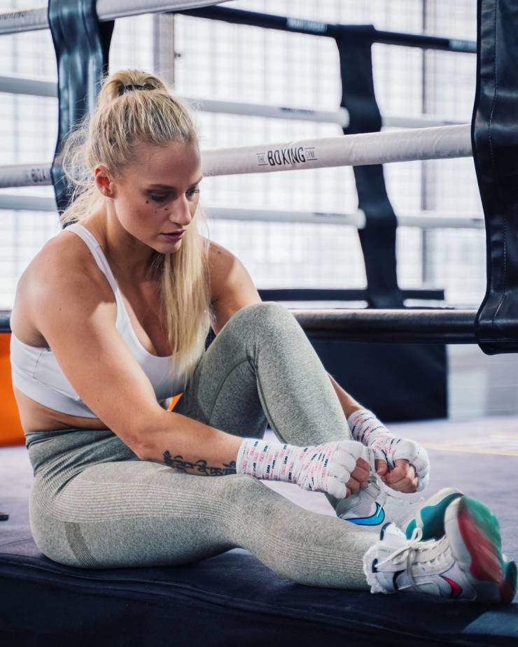 “Blonde Bomber”: Boxer Girl With Big Boobs