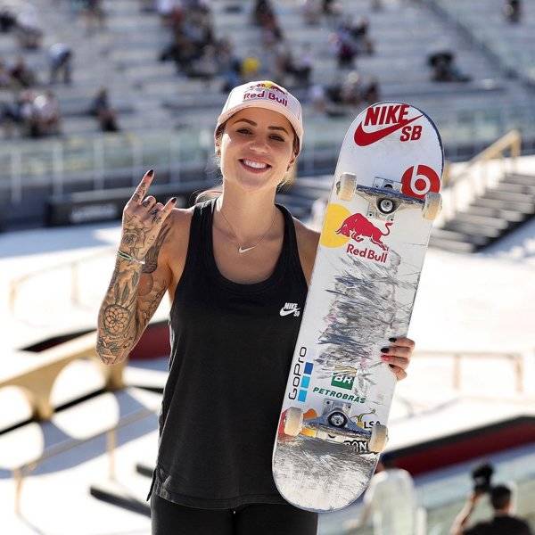 Leticia Bufoni Makes Skating Real Interesting!