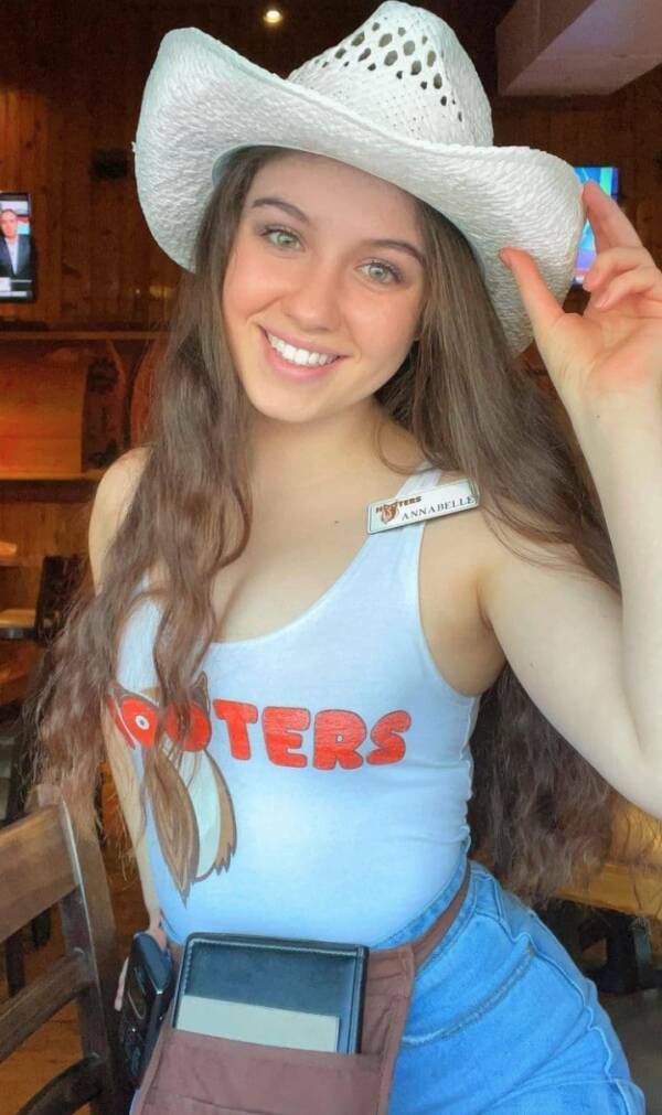 Some “Hooters” Hotness For Ya!