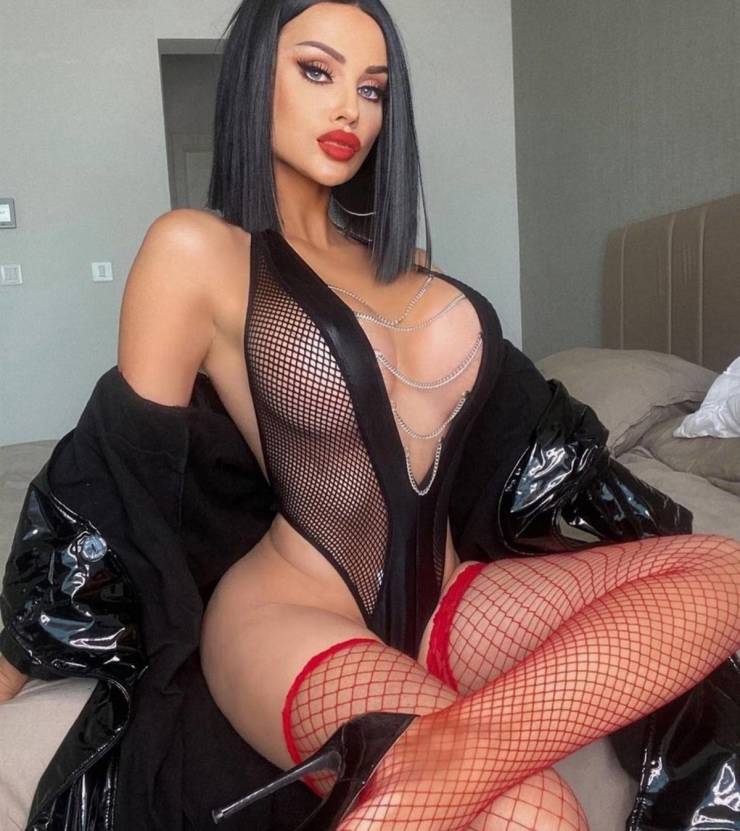 These Are Some Stunning Side Boobs!