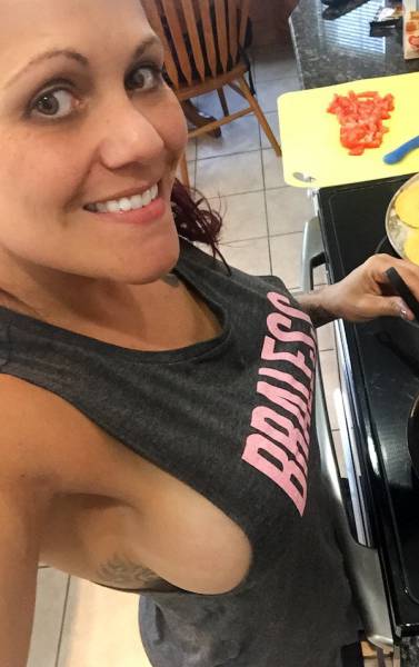 Braless Girls Let Their Boobs Hang Free