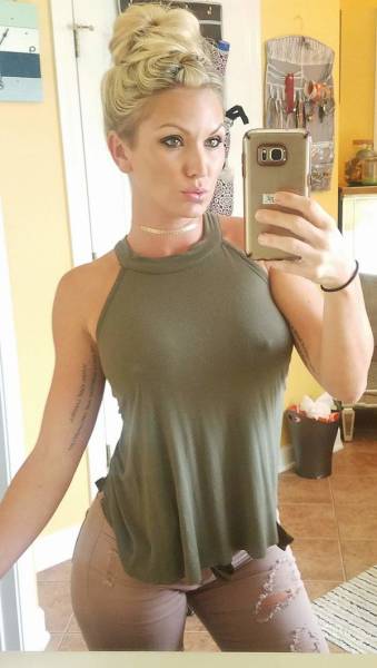 Braless Girls Let Their Boobs Hang Free