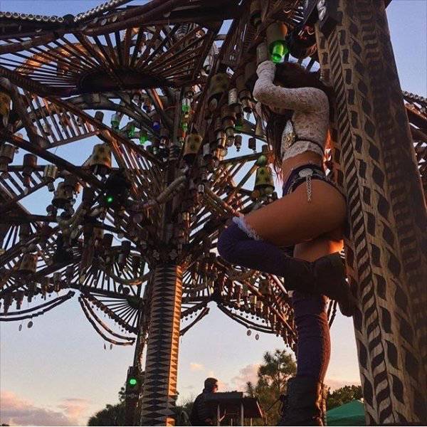 Rave Girls Bring Up The Heat!