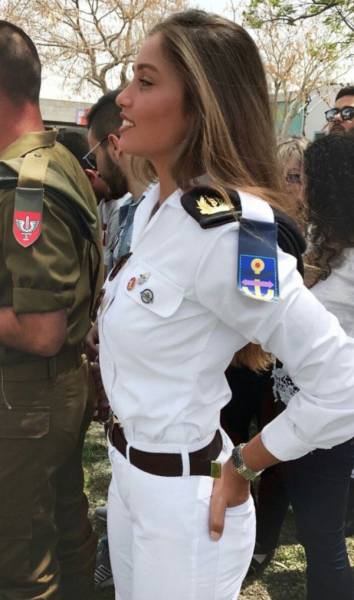 Hot Girls With Big Guns
