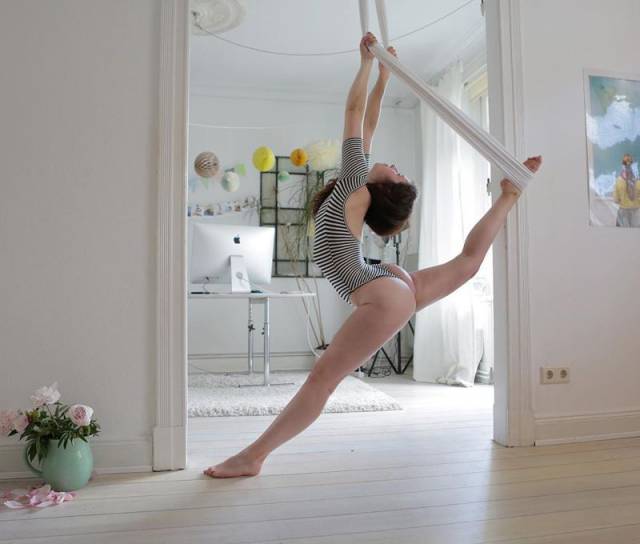 Dancers Are Experts In Spreading Their Legs…