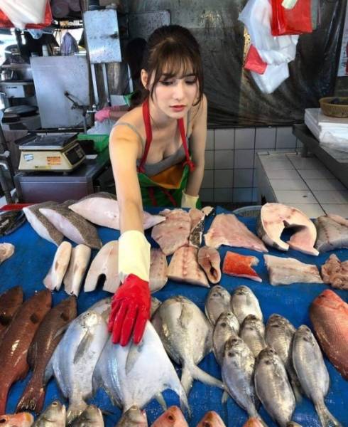 Taiwanese Model Helps Her Mother Sell Fish And Becomes Extremely Popular On The Internet