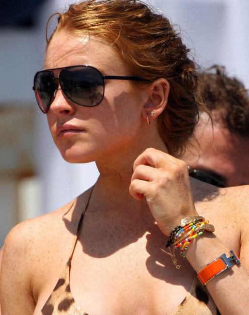 Lindsay Lohan on the beach (13 photos)
