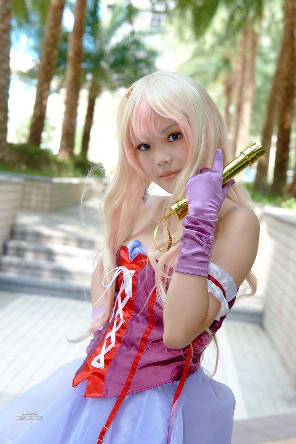 Pretty Asian girl shows us how to cosplay! (32 pics)