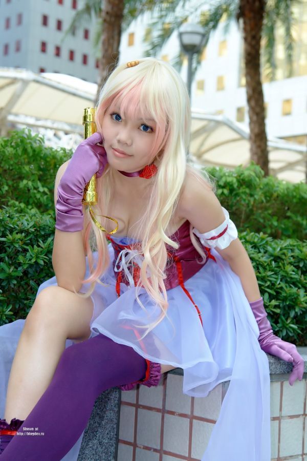 Pretty Asian girl shows us how to cosplay! (32 pics)