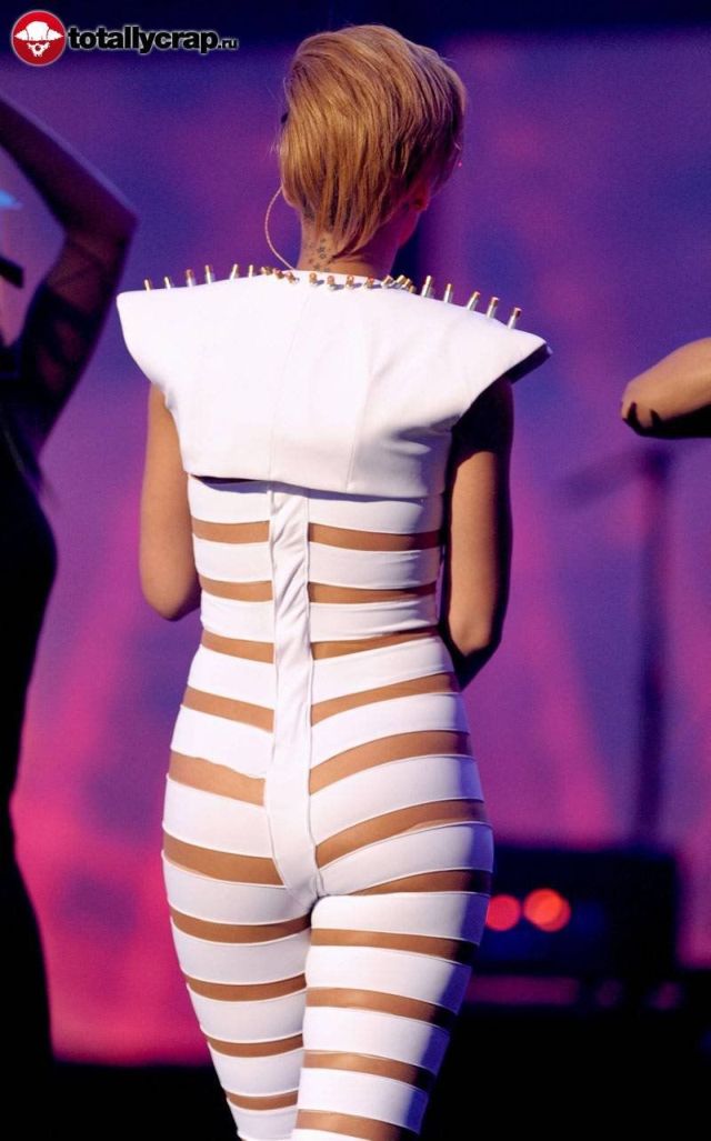 Funny Rihanna’s outfit (26 pics)