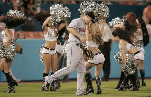 Compilation of Hot Cheerleaders (32 pics)