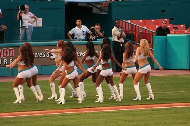 Compilation of Hot Cheerleaders (32 pics)
