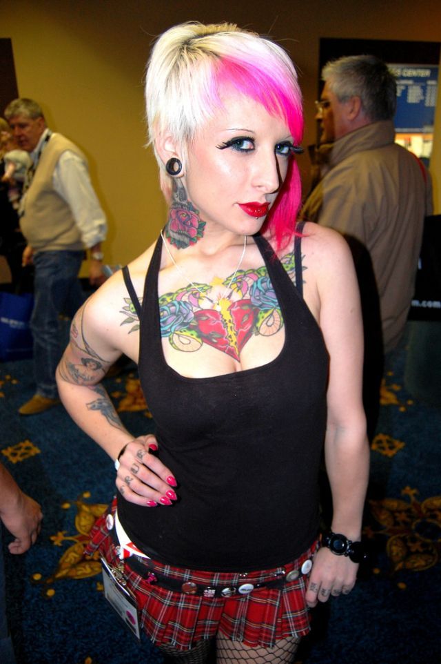 Compilation of Girls with Tattoos (51 pics)