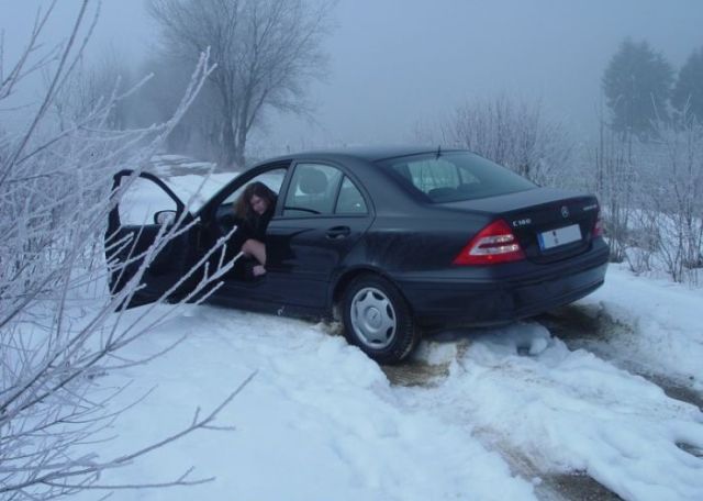 Pretty Girls Stuck in Snowy Roads (34 pics)