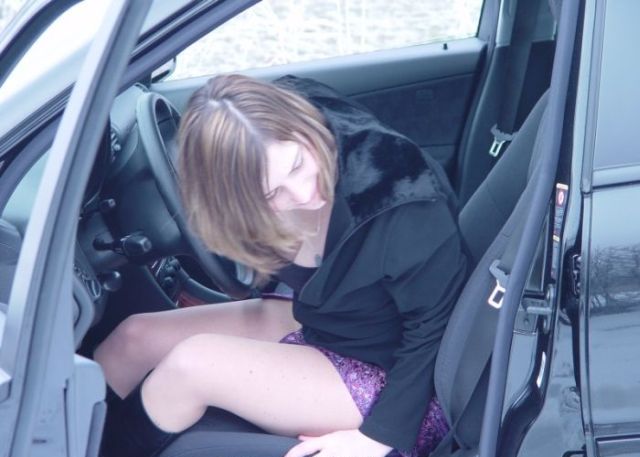 Pretty Girls Stuck in Snowy Roads (34 pics)