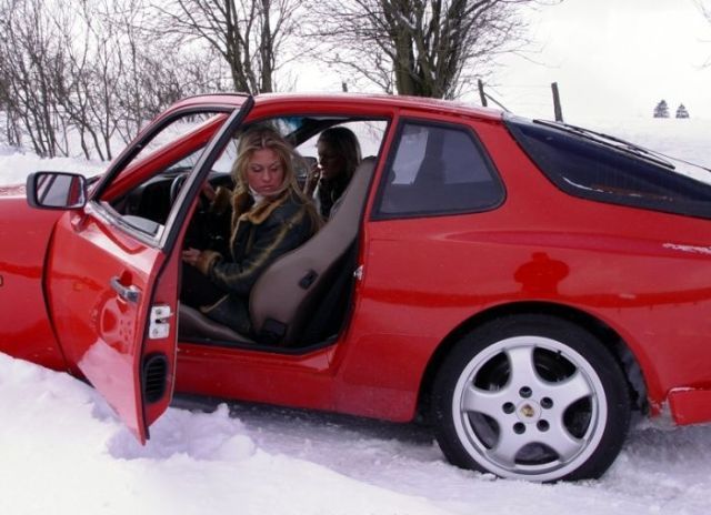 Pretty Girls Stuck in Snowy Roads (34 pics)