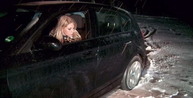 Pretty Girls Stuck in Snowy Roads (34 pics)