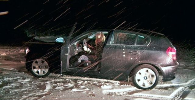 Pretty Girls Stuck in Snowy Roads (34 pics)