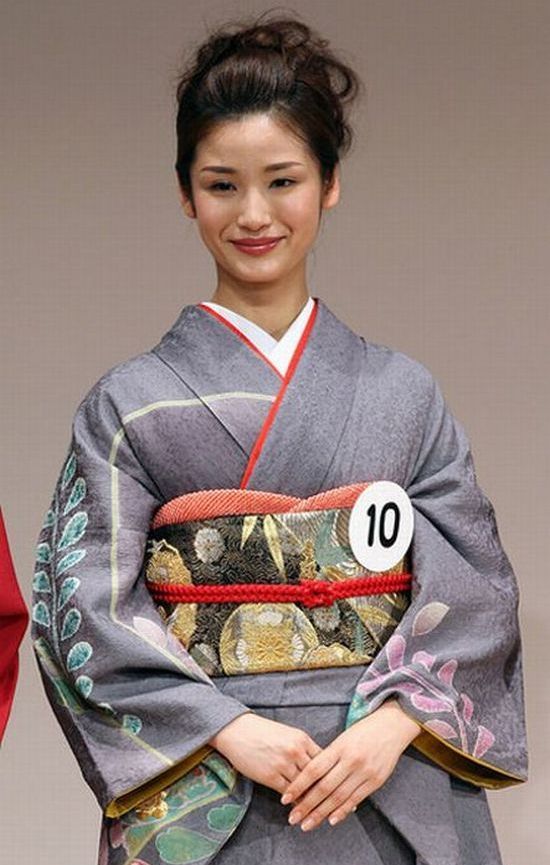 Miss Japan 2010. From Kimonos to Bikinis (9 pics)
