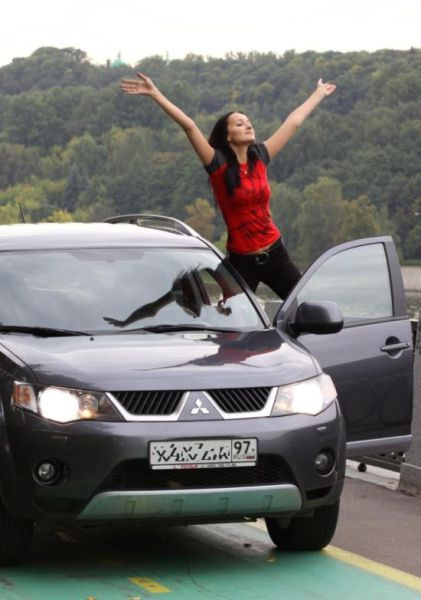 Russian Ladies and Cars (46 pics)