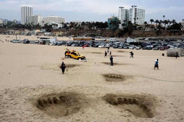 Huge Footsteps on The Beach (4 pics)