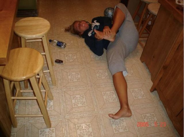 Girls with Stubbed Toes Making Faces (18 pics)