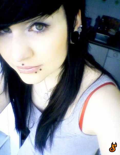 Emo Babes (71 pics)