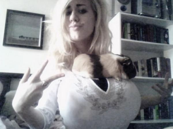 Would You Date Her? (9 pics)