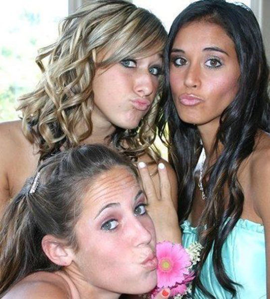 Hot Chicks Show Sexy Side In Social Network Sites