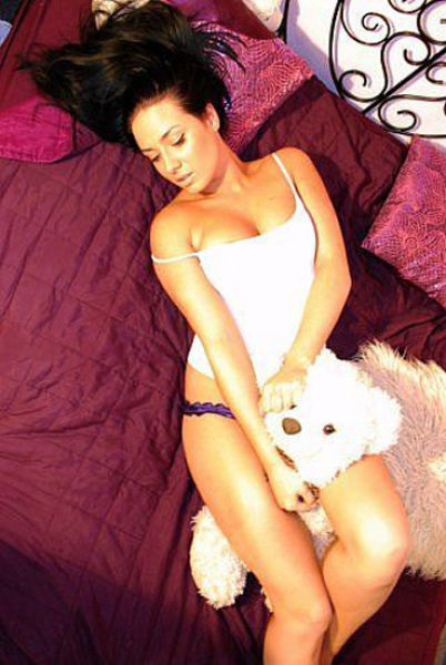 Hot Chicks Show Sexy Side In Social Network Sites