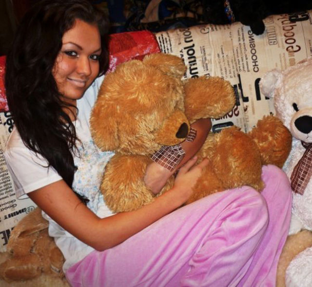 Hot Chicks Show Sexy Side In Social Network Sites