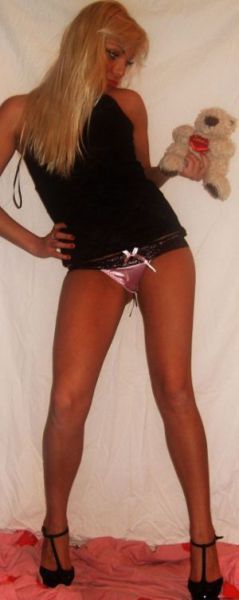 Hot Chicks Show Sexy Side In Social Network Sites