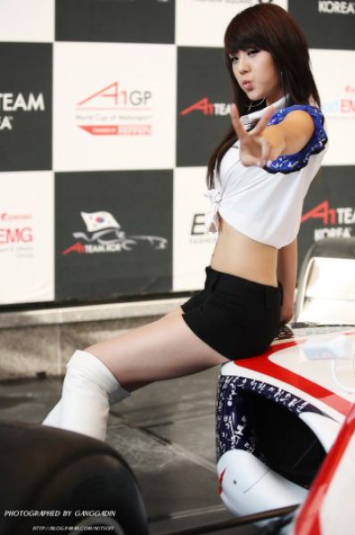 This Is How Asians Pose