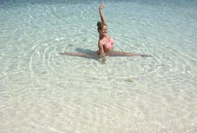 These Stretching Girls Will Raise Your… Mood!