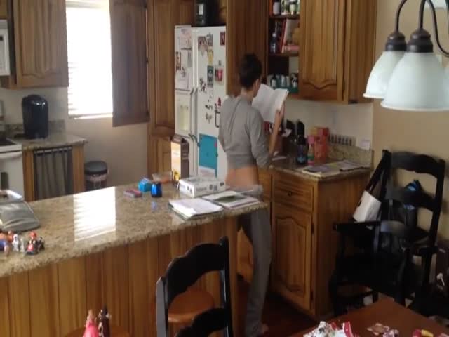 Hot Mom Busted Shaking Her Booty in the Kitchen (VIDEO)