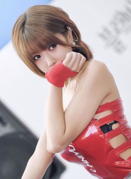 Gorgeous Girls Strut Their Stuff at the Seoul Auto Salon