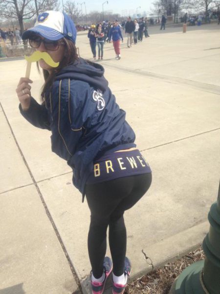 Girls Look Yummier in Yoga Pants