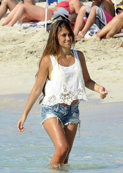 The Beautiful Wife of the World’s Highest Paid Football Star