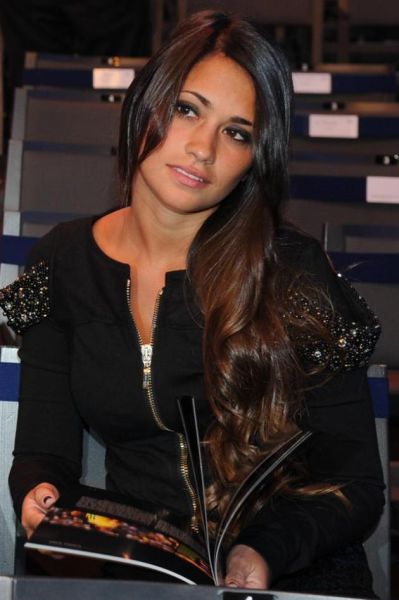 The Beautiful Wife of the World’s Highest Paid Football Star