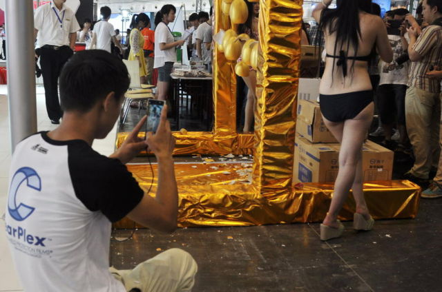 Men Don’t Really Visit Auto Shows for the Cars