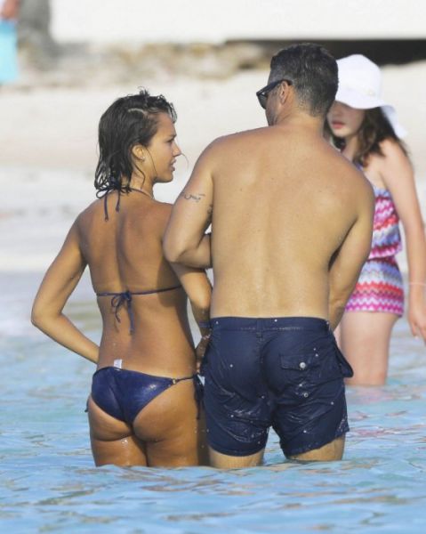Jessica Alba Still Looks Sexy in a Bikini