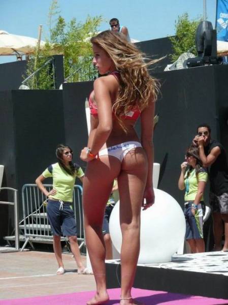 Beach Volley Cheerleaders Are Delicious To Look At