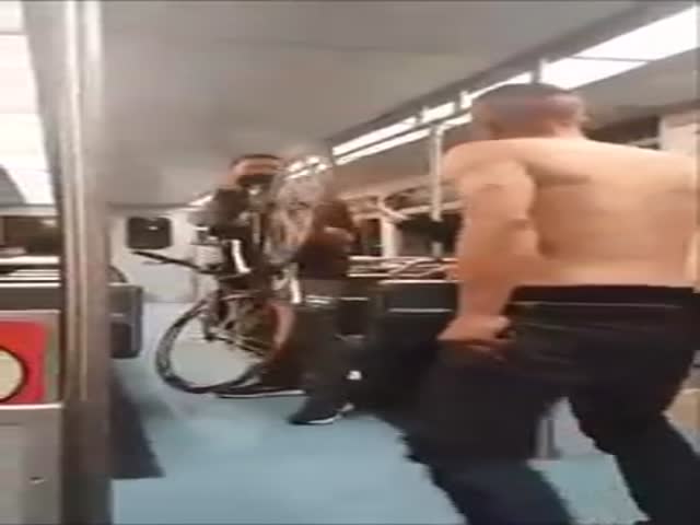 Shirtless Jerk On The Subway Got What He Deserved For Making Troubles