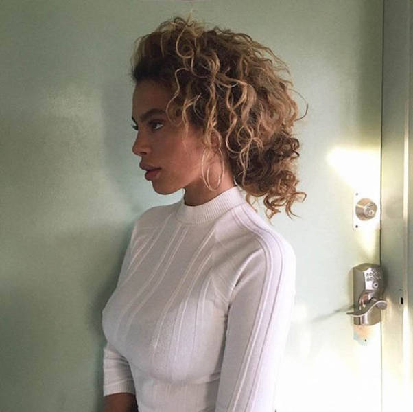 Braless Girls Let Their Boobs Hang Free