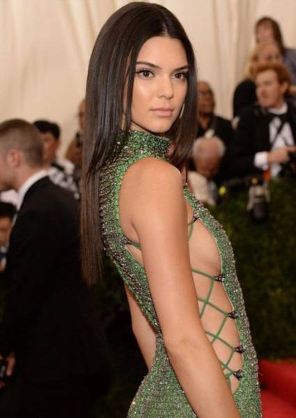 A Sneak Peek Of Hot Celebrities’ Sideboob