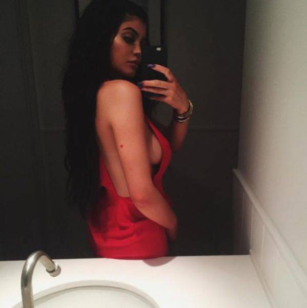 A Sneak Peek Of Hot Celebrities’ Sideboob